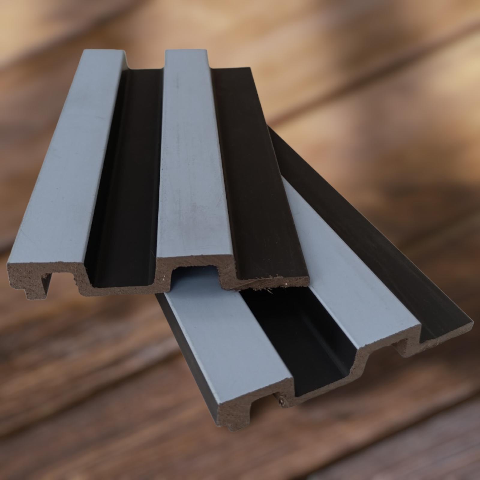 Antrasit polimer duvar lambiri profili beyaz zemin üzerinde çapraz açıyla sergilenen modern dekoratif PVC duvar kaplama modeli | DecoRoyal