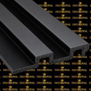 Antrasit polimer duvar lambiri profili beyaz zemin üzerinde çapraz açıyla sergilenen modern dekoratif PVC duvar kaplama modeli | DecoRoyal