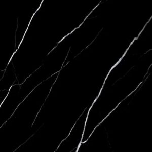 PVC Mermer Panel Night modeli, siyaha yakın koyu antrasit zemin üzerine ince beyaz damar geçişleriyle tasarlanmış dekoratif PVC duvar panelidir. Modern, luxury ve minimal iç mekân dekorasyonlarında TV ünitesi arkası, salon, showroom, otel, restoran, ofis, banyo ve mutfak duvar kaplamalarında kullanılan estetik mermer görünümlü PVC panel çözümüdür. Parlak yüzeyli, %100 su geçirmez ve kolay temizlenebilir PVC-polimer yapısıyla uzun ömürlü kullanım sağlar. Night mermer deseni, koyu taş estetiğini ince damar detaylarıyla birleştirerek mekânlara derinlik, modernlik ve sofistike bir atmosfer kazandırır.