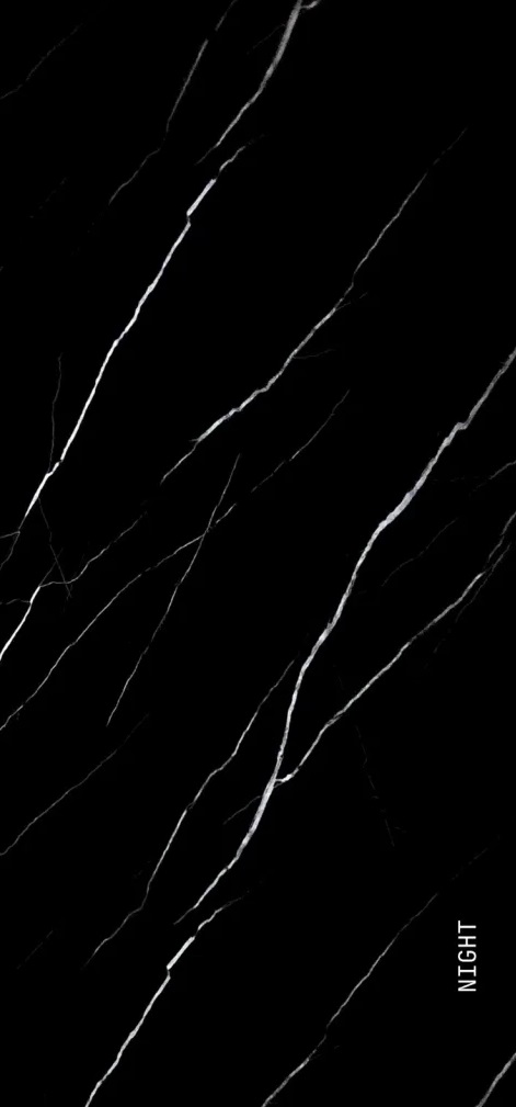 PVC Mermer Panel Night modeli, siyaha yakın koyu antrasit zemin üzerine ince beyaz damar geçişleriyle tasarlanmış dekoratif PVC duvar panelidir. Modern, luxury ve minimal iç mekân dekorasyonlarında TV ünitesi arkası, salon, showroom, otel, restoran, ofis, banyo ve mutfak duvar kaplamalarında kullanılan estetik mermer görünümlü PVC panel çözümüdür. Parlak yüzeyli, %100 su geçirmez ve kolay temizlenebilir PVC-polimer yapısıyla uzun ömürlü kullanım sağlar. Night mermer deseni, koyu taş estetiğini ince damar detaylarıyla birleştirerek mekânlara derinlik, modernlik ve sofistike bir atmosfer kazandırır.