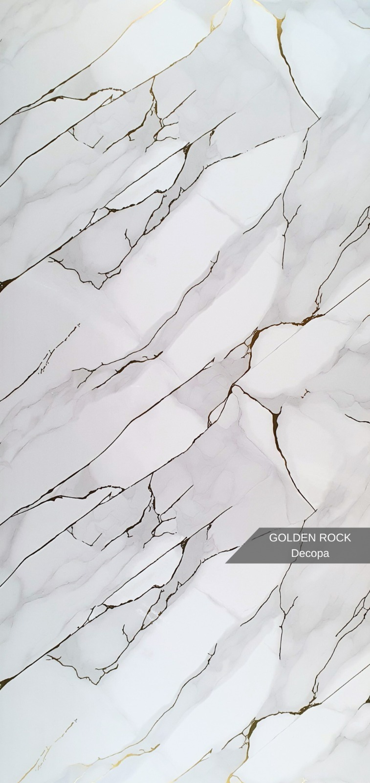 PVC Mermer Panel Golden Rock modeli, koyu kaya taşı tonları üzerine altın gold damar geçişleriyle tasarlanmış dekoratif PVC duvar panelidir. Modern, lüks ve güçlü iç mekân dekorasyonlarında TV ünitesi arkası, salon, ofis, otel, restoran, showroom, banyo ve mutfak duvar kaplamalarında kullanılan estetik mermer görünümlü PVC panel çözümüdür. Parlak yüzeyli, suya dayanıklı, antibakteriyel ve kolay temizlenebilir PVC-polimer yapısıyla uzun ömürlü kullanım sağlar. Golden Rock mermer deseni, doğal kaya taşı görünümünü gold damar detaylarıyla birleştirerek mekânlara premium, dikkat çekici ve sofistike bir atmosfer kazandırır.