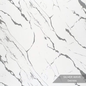 PVC Mermer Panel Silver Wave modeli, gümüş gri ve beyaz tonlarının dalgalı mermer damar efektleriyle birleştiği dekoratif PVC duvar paneli modelidir. Modern ve lüks iç mekân dekorasyonlarında TV ünitesi arkası, otel lobisi, showroom, ofis, banyo ve mutfak duvar kaplamalarında kullanılan estetik PVC mermer panel çözümüdür. Parlak yüzeyli, suya dayanıklı ve kolay temizlenebilir PVC-polimer yapısı sayesinde uzun ömürlü kullanım sunar. Silver Wave mermer deseni, mekânlara ferahlık, ışık yansıması ve sofistike bir atmosfer kazandırır.