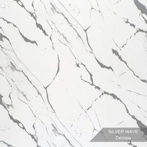 PVC Mermer Panel Silver Wave modeli, gümüş gri ve beyaz tonlarının dalgalı mermer damar efektleriyle birleştiği dekoratif PVC duvar paneli modelidir. Modern ve lüks iç mekân dekorasyonlarında TV ünitesi arkası, otel lobisi, showroom, ofis, banyo ve mutfak duvar kaplamalarında kullanılan estetik PVC mermer panel çözümüdür. Parlak yüzeyli, suya dayanıklı ve kolay temizlenebilir PVC-polimer yapısı sayesinde uzun ömürlü kullanım sunar. Silver Wave mermer deseni, mekânlara ferahlık, ışık yansıması ve sofistike bir atmosfer kazandırır.