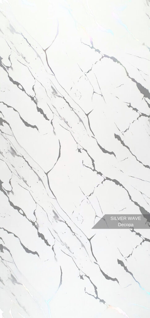 PVC Mermer Panel Silver Wave modeli, gümüş gri ve beyaz tonlarının dalgalı mermer damar efektleriyle birleştiği dekoratif PVC duvar paneli modelidir. Modern ve lüks iç mekân dekorasyonlarında TV ünitesi arkası, otel lobisi, showroom, ofis, banyo ve mutfak duvar kaplamalarında kullanılan estetik PVC mermer panel çözümüdür. Parlak yüzeyli, suya dayanıklı ve kolay temizlenebilir PVC-polimer yapısı sayesinde uzun ömürlü kullanım sunar. Silver Wave mermer deseni, mekânlara ferahlık, ışık yansıması ve sofistike bir atmosfer kazandırır.