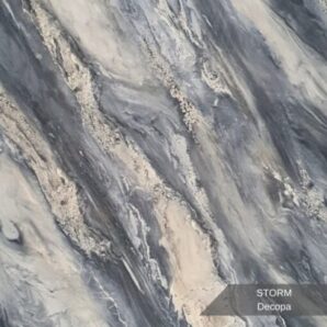 PVC Mermer Panel Storm modeli, koyu gri ve duman tonlarının doğal taş damar efektleriyle birleştiği dekoratif PVC duvar panelidir. Modern ve endüstriyel iç mekân tasarımlarında TV ünitesi arkası, salon, ofis, banyo, mutfak, otel ve showroom duvar kaplamalarında kullanılan estetik mermer görünümlü PVC panel çözümüdür. Parlak yüzeyli, suya dayanıklı ve kolay temizlenebilir PVC-polimer yapısıyla uzun ömürlü kullanım sağlar. Storm mermer deseni, mekânlara güçlü, modern ve sofistike bir atmosfer kazandırır.