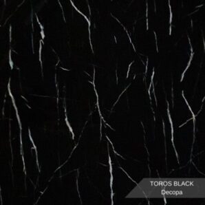 PVC Mermer Panel Toros Black modeli, derin siyah zemin üzerine doğal beyaz mermer damar geçişlerine sahip dekoratif PVC duvar panelidir. Modern, lüks ve güçlü iç mekân dekorasyonlarında TV ünitesi arkası, salon, ofis, banyo, mutfak, otel ve showroom duvar kaplamalarında kullanılan estetik mermer görünümlü PVC panel çözümüdür. Parlak yüzeyli, suya dayanıklı ve kolay temizlenebilir PVC-polimer yapısıyla uzun ömürlü kullanım sağlar. Toros Black mermer deseni, mekânlara çarpıcı kontrast, derinlik ve sofistike bir atmosfer kazandırır.