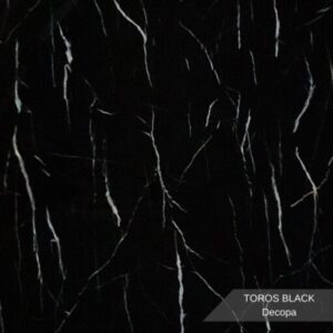 PVC Mermer Panel Toros Black modeli, derin siyah zemin üzerine doğal beyaz mermer damar geçişlerine sahip dekoratif PVC duvar panelidir. Modern, lüks ve güçlü iç mekân dekorasyonlarında TV ünitesi arkası, salon, ofis, banyo, mutfak, otel ve showroom duvar kaplamalarında kullanılan estetik mermer görünümlü PVC panel çözümüdür. Parlak yüzeyli, suya dayanıklı ve kolay temizlenebilir PVC-polimer yapısıyla uzun ömürlü kullanım sağlar. Toros Black mermer deseni, mekânlara çarpıcı kontrast, derinlik ve sofistike bir atmosfer kazandırır.
