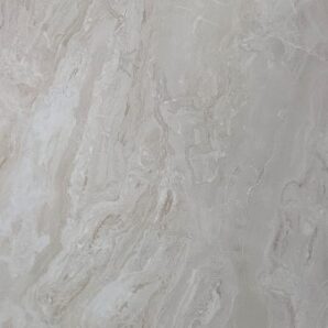PVC Mermer Panel Alexander modeli, doğal gri mermer ve taş dokusunu modern damar geçişleriyle yansıtan dekoratif PVC duvar panelidir. Gri, beyaz ve antrasit tonlarının dengeli dağılımıyla modern iç mekân dekorasyonlarında TV ünitesi arkası, salon, ofis, otel, restoran, showroom, banyo ve mutfak duvar kaplamalarında kullanılan estetik mermer görünümlü PVC panel çözümüdür. Parlak yüzeyli, su geçirmez ve kolay temizlenebilir PVC-polimer yapısıyla uzun ömürlü kullanım sağlar. Alexander mermer deseni, mekânlara doğal taş hissi, güçlü mimari derinlik ve premium bir atmosfer kazandırır.
