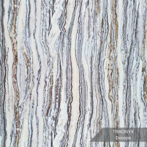 PVC Mermer Panel Traonyx modeli, doğal onyx taş görünümünü bej, krem ve yarı saydam damar geçişleriyle yansıtan dekoratif PVC duvar panelidir. Modern ve lüks iç mekân dekorasyonlarında TV ünitesi arkası, salon, banyo, mutfak, ofis, otel ve showroom duvar kaplamalarında kullanılan estetik mermer görünümlü PVC panel çözümüdür. Parlak yüzeyli, suya dayanıklı ve kolay temizlenebilir PVC-polimer yapısıyla uzun ömürlü kullanım sağlar. Traonyx mermer deseni, mekânlara sıcaklık, derinlik ve sofistike bir atmosfer kazandırır.