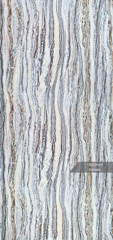 PVC Mermer Panel Traonyx modeli, doğal onyx taş görünümünü bej, krem ve yarı saydam damar geçişleriyle yansıtan dekoratif PVC duvar panelidir. Modern ve lüks iç mekân dekorasyonlarında TV ünitesi arkası, salon, banyo, mutfak, ofis, otel ve showroom duvar kaplamalarında kullanılan estetik mermer görünümlü PVC panel çözümüdür. Parlak yüzeyli, suya dayanıklı ve kolay temizlenebilir PVC-polimer yapısıyla uzun ömürlü kullanım sağlar. Traonyx mermer deseni, mekânlara sıcaklık, derinlik ve sofistike bir atmosfer kazandırır.