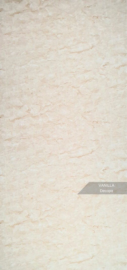 PVC Mermer Panel Vanilla modeli, açık krem ve vanilya tonlarını doğal mermer damar efektleriyle birleştiren dekoratif PVC duvar panelidir. Modern, sade ve ferah iç mekân dekorasyonlarında TV ünitesi arkası, salon, banyo, mutfak, ofis, otel ve showroom duvar kaplamalarında kullanılan estetik mermer görünümlü PVC panel çözümüdür. Parlak yüzeyli, suya dayanıklı ve kolay temizlenebilir PVC-polimer yapısı sayesinde uzun ömürlü kullanım sağlar. Vanilla mermer deseni, mekânlara aydınlık, sıcaklık ve zarif bir atmosfer kazandırır.