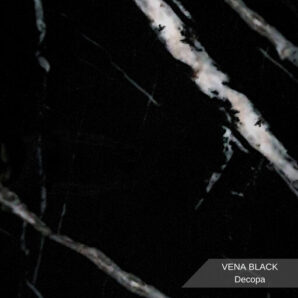 PVC Mermer Panel Vena Black modeli, yoğun siyah zemin üzerine doğal beyaz damar geçişlerine sahip dekoratif PVC duvar panelidir. Modern, lüks ve güçlü iç mekân dekorasyonlarında TV ünitesi arkası, salon, ofis, banyo, mutfak, otel ve showroom duvar kaplamalarında kullanılan estetik mermer görünümlü PVC panel çözümüdür. Parlak yüzeyli, suya dayanıklı ve kolay temizlenebilir PVC-polimer yapısıyla uzun ömürlü kullanım sağlar. Vena Black mermer deseni, mekânlara derinlik, güçlü kontrast ve sofistike bir atmosfer kazandırır.