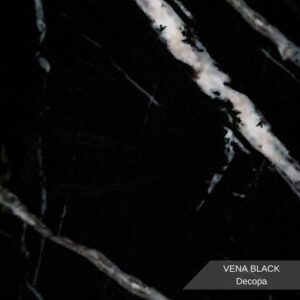 PVC Mermer Panel Vena Black modeli, yoğun siyah zemin üzerine doğal beyaz damar geçişlerine sahip dekoratif PVC duvar panelidir. Modern, lüks ve güçlü iç mekân dekorasyonlarında TV ünitesi arkası, salon, ofis, banyo, mutfak, otel ve showroom duvar kaplamalarında kullanılan estetik mermer görünümlü PVC panel çözümüdür. Parlak yüzeyli, suya dayanıklı ve kolay temizlenebilir PVC-polimer yapısıyla uzun ömürlü kullanım sağlar. Vena Black mermer deseni, mekânlara derinlik, güçlü kontrast ve sofistike bir atmosfer kazandırır.