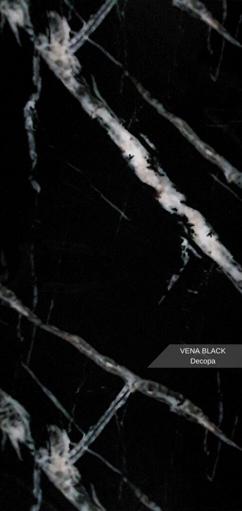 PVC Mermer Panel Vena Black modeli, yoğun siyah zemin üzerine doğal beyaz damar geçişlerine sahip dekoratif PVC duvar panelidir. Modern, lüks ve güçlü iç mekân dekorasyonlarında TV ünitesi arkası, salon, ofis, banyo, mutfak, otel ve showroom duvar kaplamalarında kullanılan estetik mermer görünümlü PVC panel çözümüdür. Parlak yüzeyli, suya dayanıklı ve kolay temizlenebilir PVC-polimer yapısıyla uzun ömürlü kullanım sağlar. Vena Black mermer deseni, mekânlara derinlik, güçlü kontrast ve sofistike bir atmosfer kazandırır.