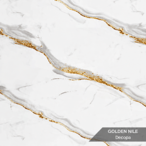 PVC Mermer Panel Golden Nile modeli, beyaz ve krem zemin üzerine altın sarısı damar geçişlerine sahip dekoratif PVC duvar panelidir. Modern ve lüks iç mekân dekorasyonlarında TV ünitesi arkası, salon, banyo, mutfak, otel, ofis ve showroom duvar kaplamalarında kullanılan estetik mermer görünümlü PVC panel çözümüdür. Parlak yüzeyli, suya dayanıklı ve kolay temizlenebilir PVC-polimer yapısıyla uzun ömürlü kullanım sağlar. Golden Nile mermer deseni, mekânlara sıcak altın yansımaları, zarafet ve premium bir atmosfer kazandırır. PVC Mermer Panel Golden Nile – Altın Damar Efektli Dekoratif Duvar Paneli